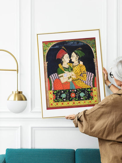Zwei Damen umarmen sich an einem Jharoka (traditionelle indische/hinduistische Malerei)